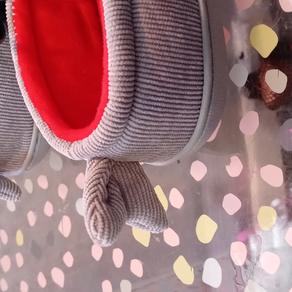 Wonder Nation Grey Kids Shark Slippers Size 11-12 - Picture 9 of 10